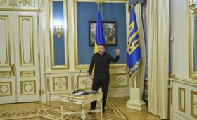 «Мочить в сортире» Зеленского не будут. Но если рядом случайно упадет снаряд, скажут — судьба такая