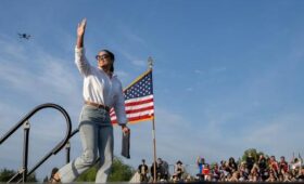 Пока Маск и Трамп обменивались ударами, 36-летняя Александрия подсчитывала очки