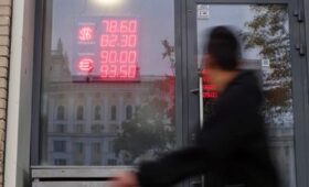 «Решение в недрах властных структур принято»: эксперт назвал границу падения курса доллара
