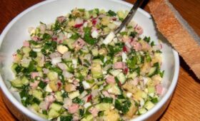 Врач рассказала, кому стоит отказаться от окрошки