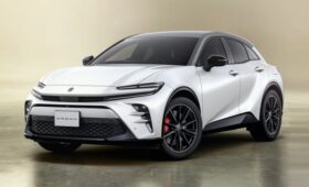 У кроссовера Toyota Crown Sport появилась пара новых версий – базовая и юбилейная