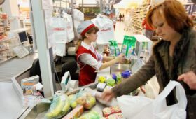 ФАС рассмотрит обращение о ценах на пакеты в супермаркетах