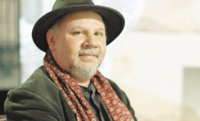 «В Европе на меня начались гонения»: переводчик Александр Ницберг вернулся в Россию после сорока лет за границей