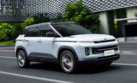 Обновлённый кроссовер Geely Icon: привычные ручки, раздельные экраны и скидки