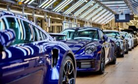 Продажи Porsche продолжают падать на фоне сокращения линейки бензиновых моделей