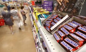 Владелец «Пятерочки» остановил поставку Snickers и Twix в свои магазины