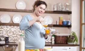 Диетолог назвал самые вредные для беременных продукты