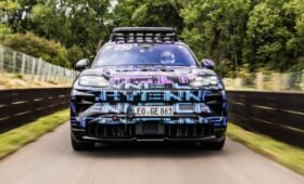 Новый Porsche Cayenne Electric показан в камуфляже